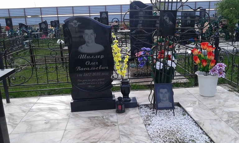 Благоустройство из кремового розового мрамора