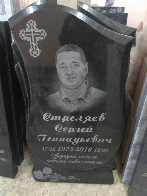Памятник из черного гранита