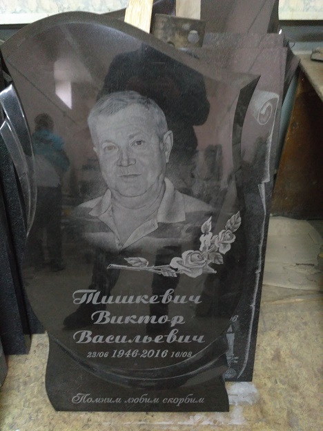 Памятник из черного гранита