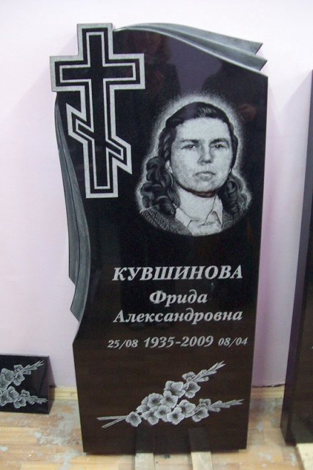 Памятник из черного гранита с крестом
